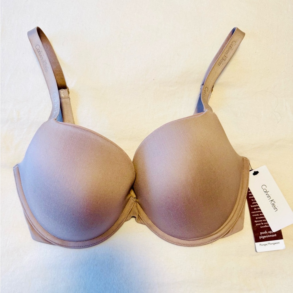 Calvin Klein Women's Plunge Bra - Nude - 32DD